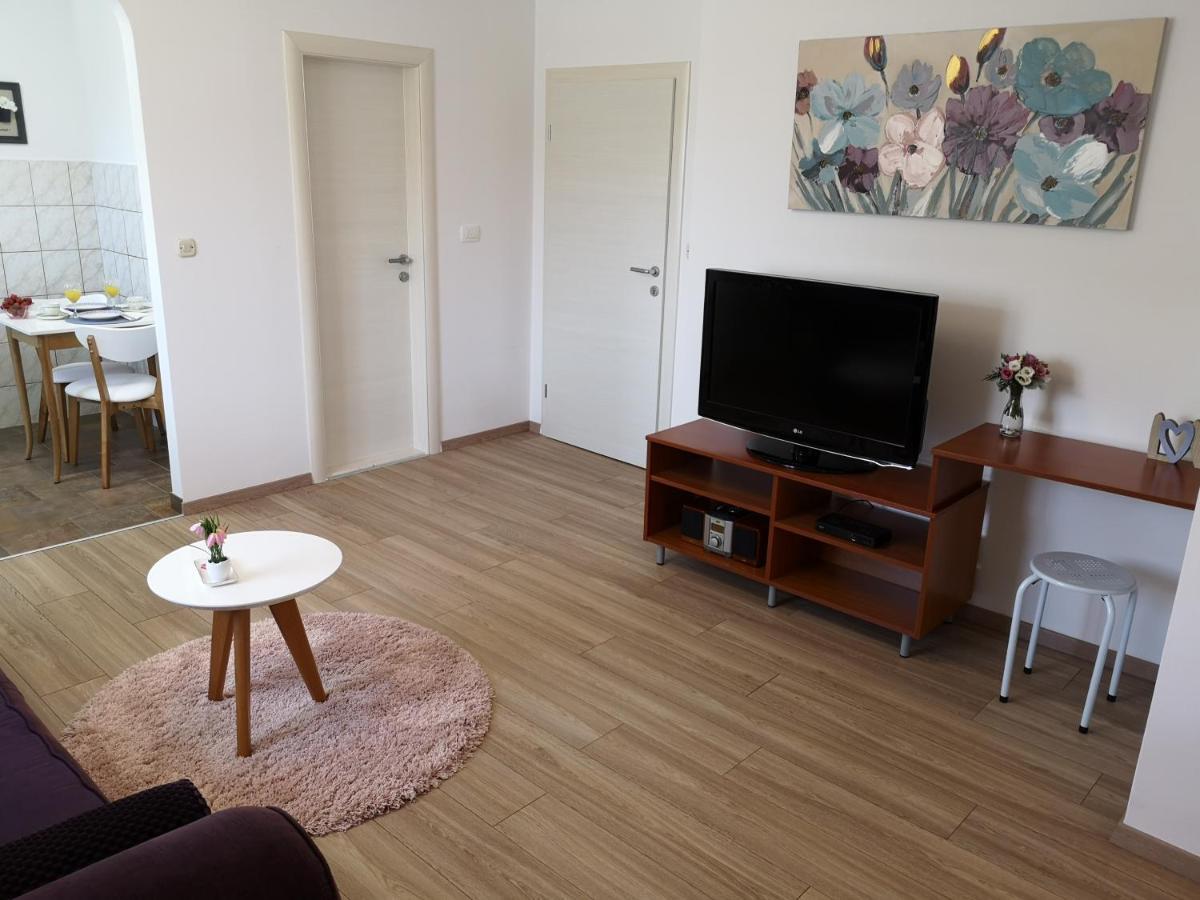 Apartments Olivia Kaštela Eksteriør bilde